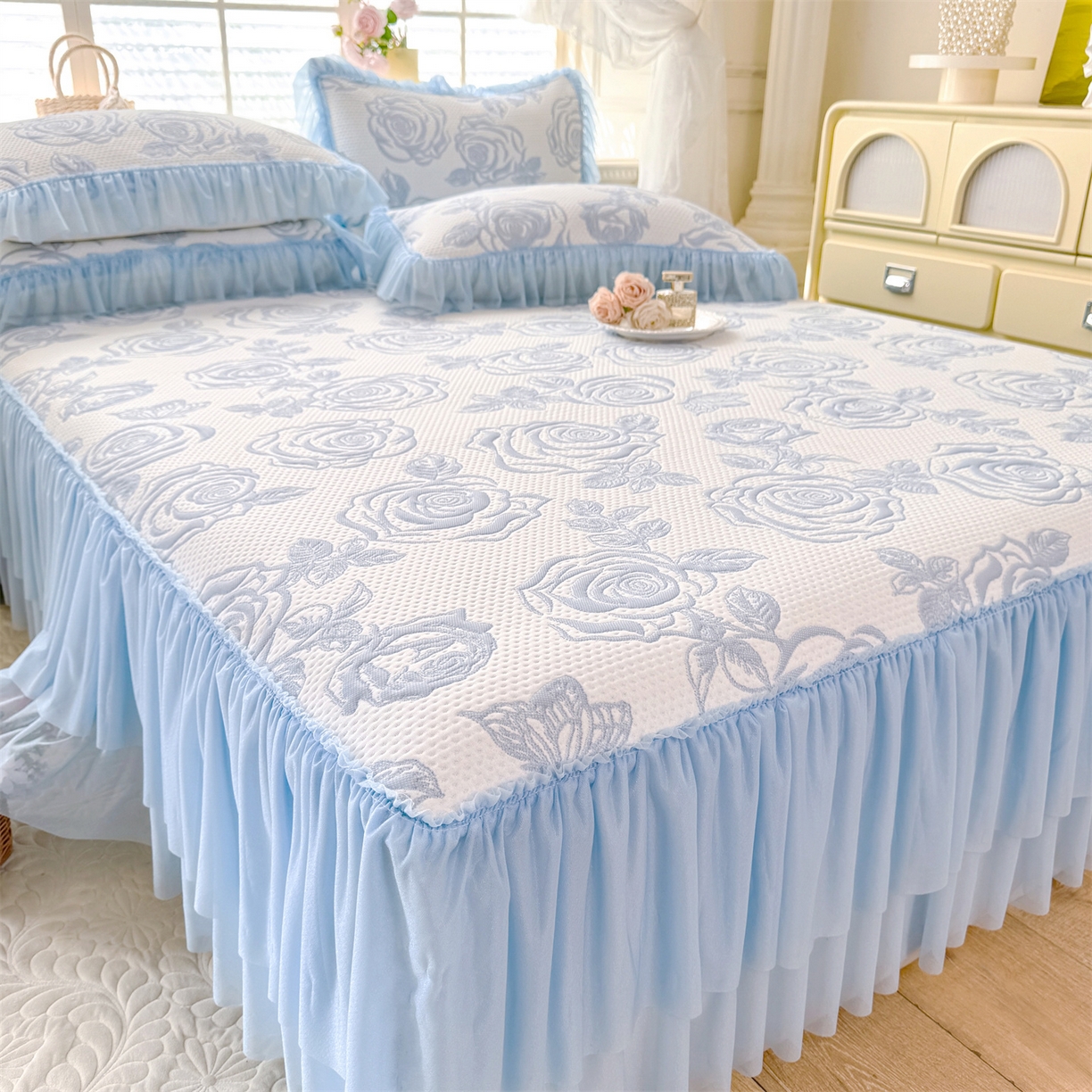 91家纺网 家纺一手货源 找家纺 绒棉世家 2026新款-高克重PE聚乙中分子提花刺绣法式花边复合凉感软席山茶花系列 白茶玫瑰-天蓝