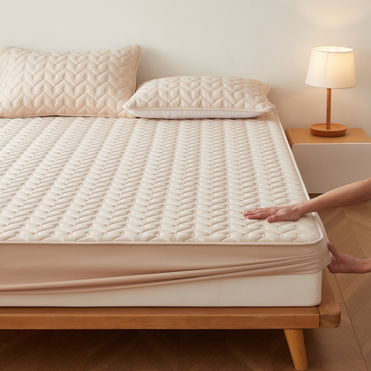 91家纺网 家纺一手货源 找家纺 （总）蕾诺家纺 2026新款波浪纹纯棉全包裹床罩防滑防尘夹棉床笠