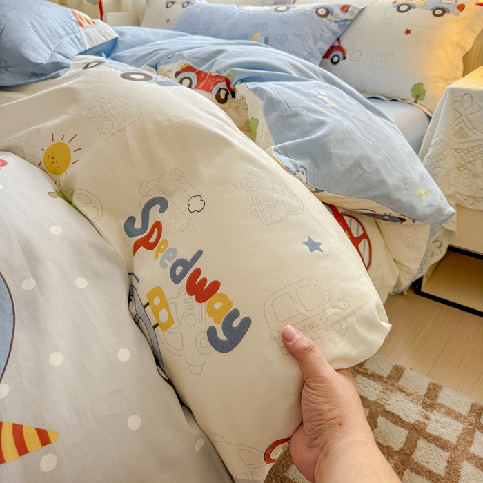 91家纺网 家纺一手货源 找家纺 U品汇 2026新品纯棉全棉印花四件套小清新卡通花卉13070喷气 车车环游记