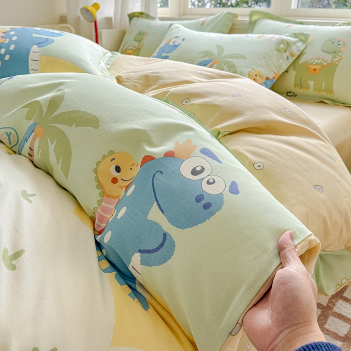 91家纺网 家纺一手货源 找家纺 U品汇 2026新品纯棉全棉印花四件套小清新卡通花卉13070喷气 度假恐龙绿