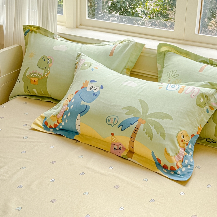 91家纺网 家纺一手货源 找家纺 U品汇 2026新品纯棉全棉印花四件套小清新卡通花卉13070喷气 度假恐龙绿