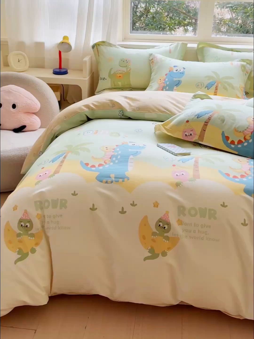 91家纺网 家纺一手货源 找家纺 U品汇 2026新品纯棉全棉印花四件套小清新卡通花卉13070喷气 度假恐龙绿