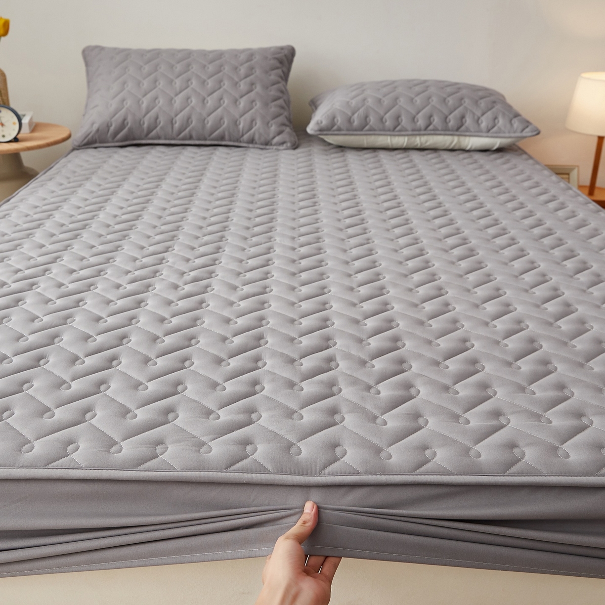 91家纺网 家纺一手货源 找家纺 蕾诺家纺 2026新款波浪纹纯棉全包裹床罩防滑防尘夹棉床笠 波浪纹深灰