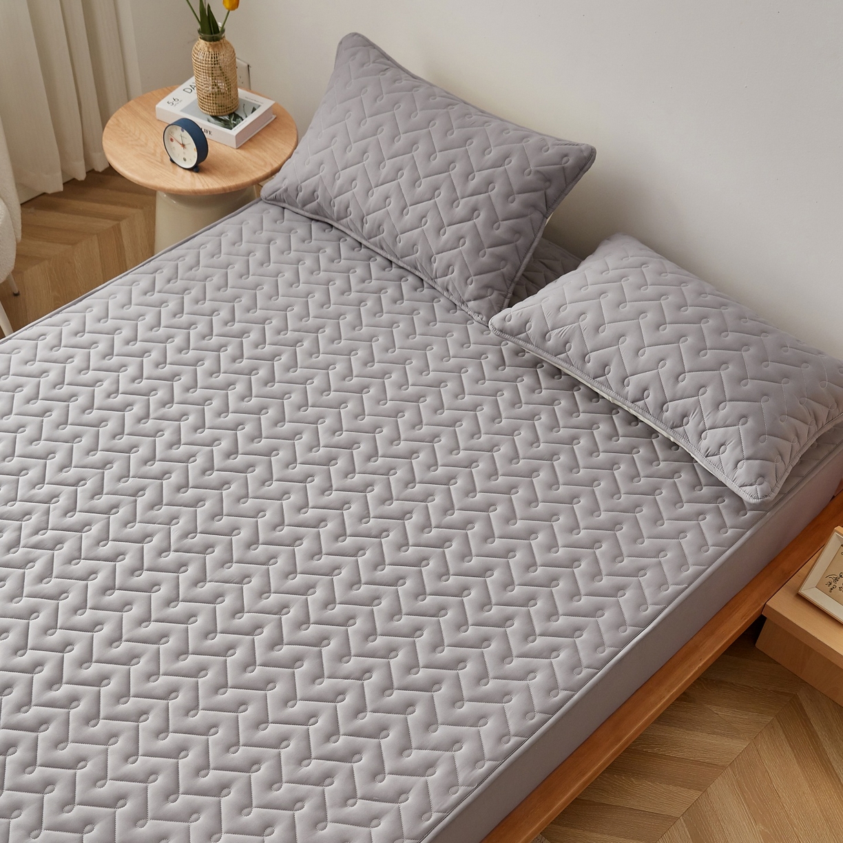 91家纺网 家纺一手货源 找家纺 蕾诺家纺 2026新款波浪纹纯棉全包裹床罩防滑防尘夹棉床笠 波浪纹深灰