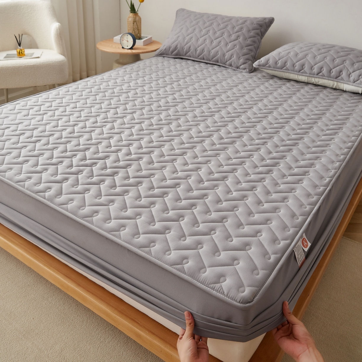 91家纺网 家纺一手货源 找家纺 蕾诺家纺 2026新款波浪纹纯棉全包裹床罩防滑防尘夹棉床笠 波浪纹深灰