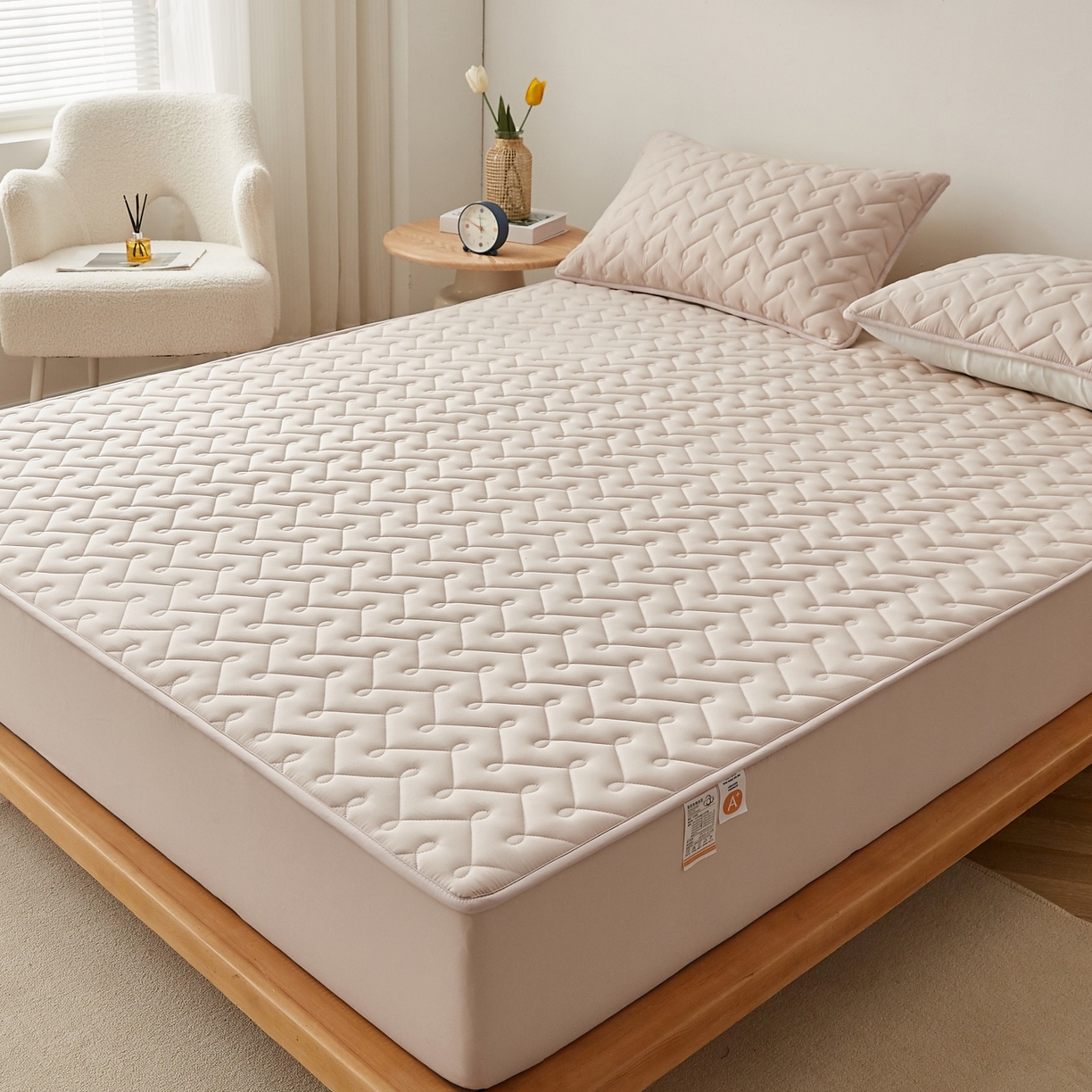 91家纺网 家纺一手货源 找家纺 蕾诺家纺 2026新款波浪纹纯棉全包裹床罩防滑防尘夹棉床笠 波浪纹驼色