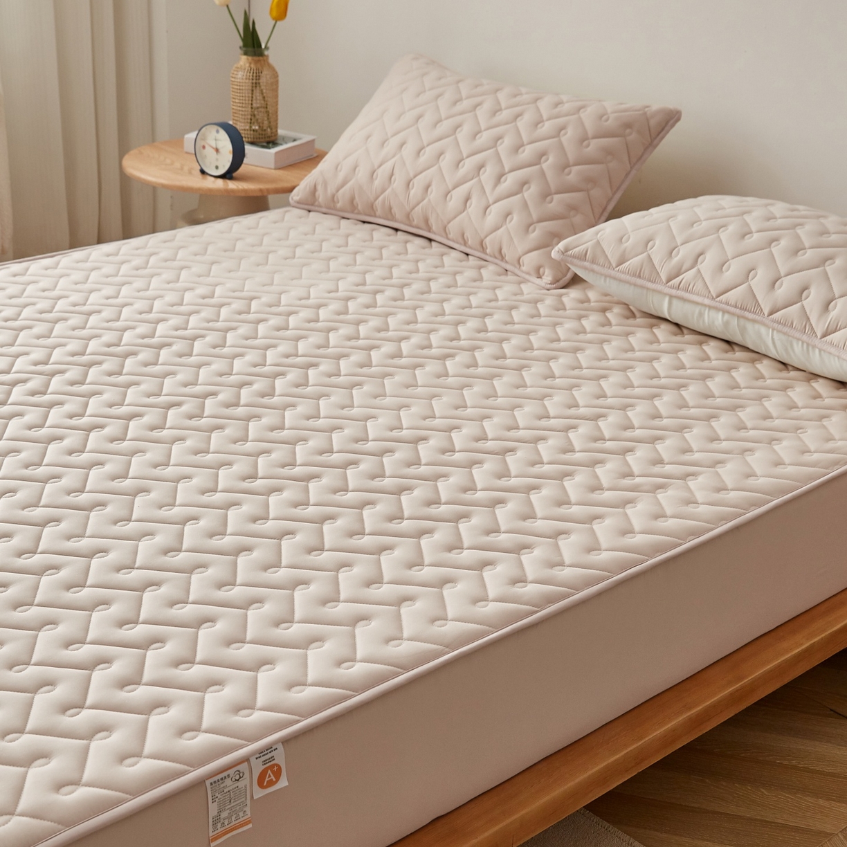 91家纺网 家纺一手货源 找家纺 蕾诺家纺 2026新款波浪纹纯棉全包裹床罩防滑防尘夹棉床笠 波浪纹驼色