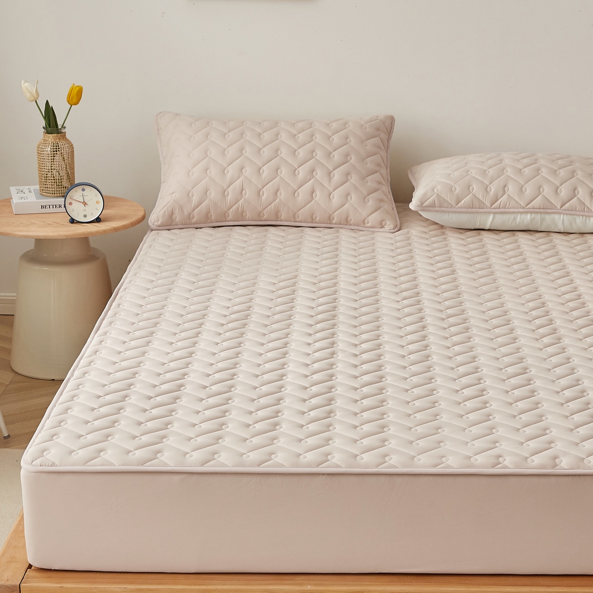 91家纺网 家纺一手货源 找家纺 蕾诺家纺 2026新款波浪纹纯棉全包裹床罩防滑防尘夹棉床笠 波浪纹驼色