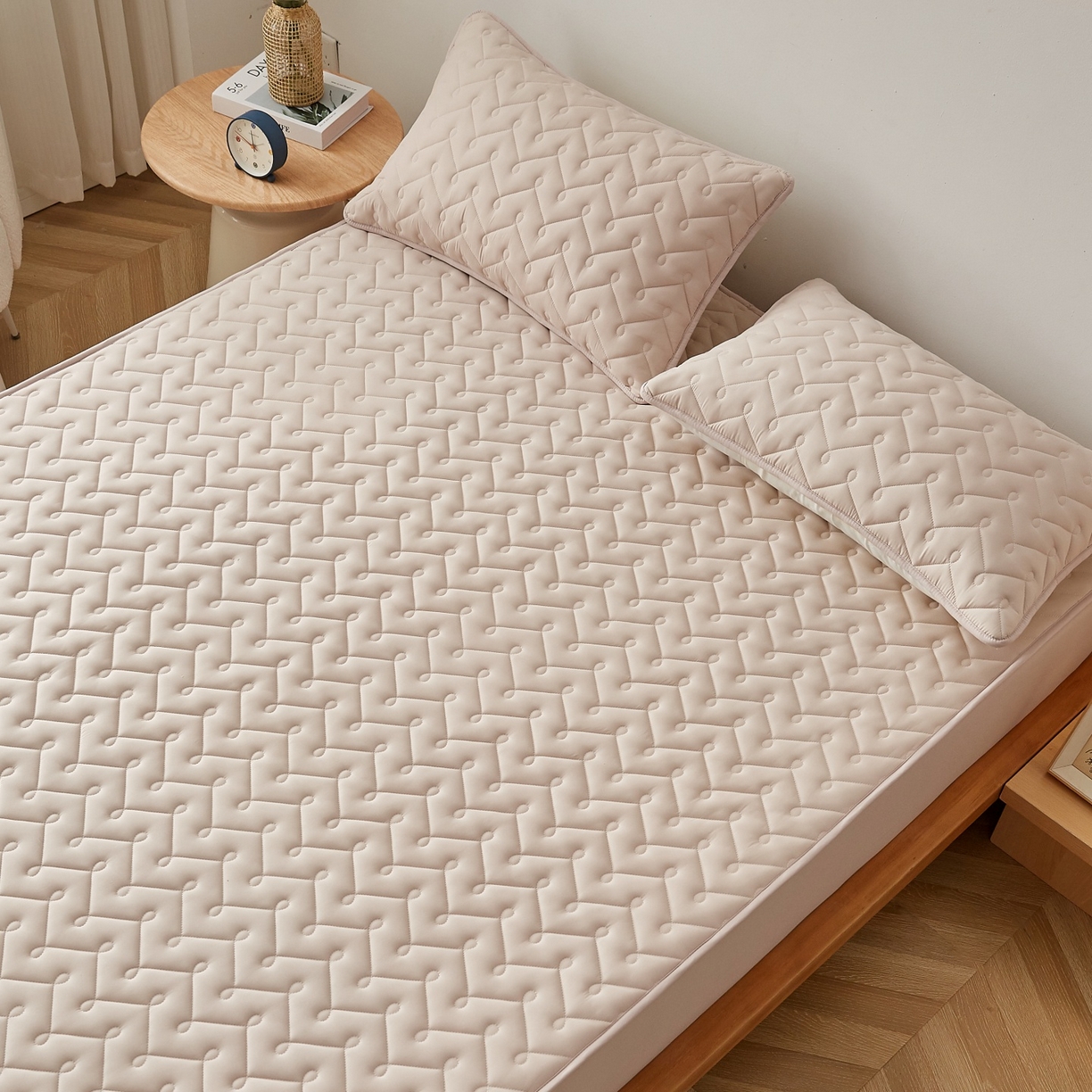 91家纺网 家纺一手货源 找家纺 蕾诺家纺 2026新款波浪纹纯棉全包裹床罩防滑防尘夹棉床笠 波浪纹驼色