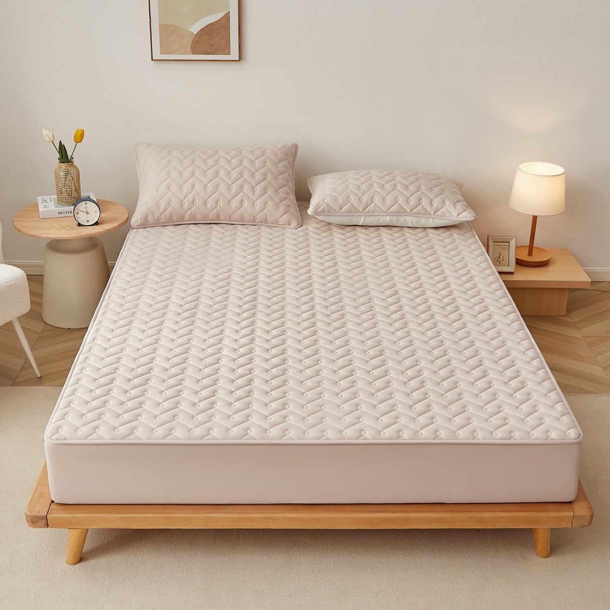 91家纺网 家纺一手货源 找家纺 蕾诺家纺 2026新款波浪纹纯棉全包裹床罩防滑防尘夹棉床笠 波浪纹驼色