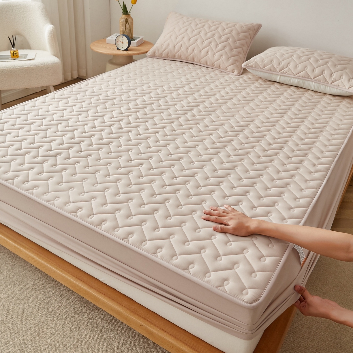 91家纺网 家纺一手货源 找家纺 蕾诺家纺 2026新款波浪纹纯棉全包裹床罩防滑防尘夹棉床笠 波浪纹驼色