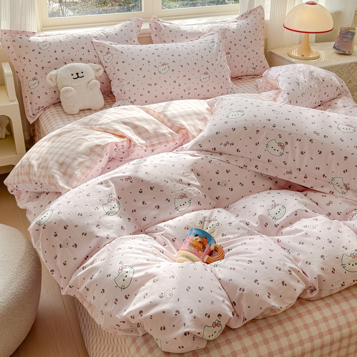 91家纺网 家纺一手货源 找家纺 U品汇 2026新品纯棉全棉印花四件套小清新卡通花卉13070喷气 凯蒂小姐粉