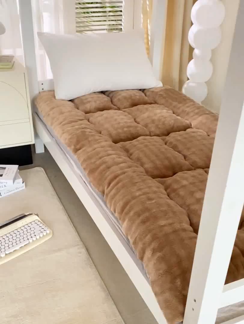 91家纺网 家纺一手货源 找家纺 （总）蕾诺家纺 2026新款高克重牛奶兔毛绒学生通用保暖床垫