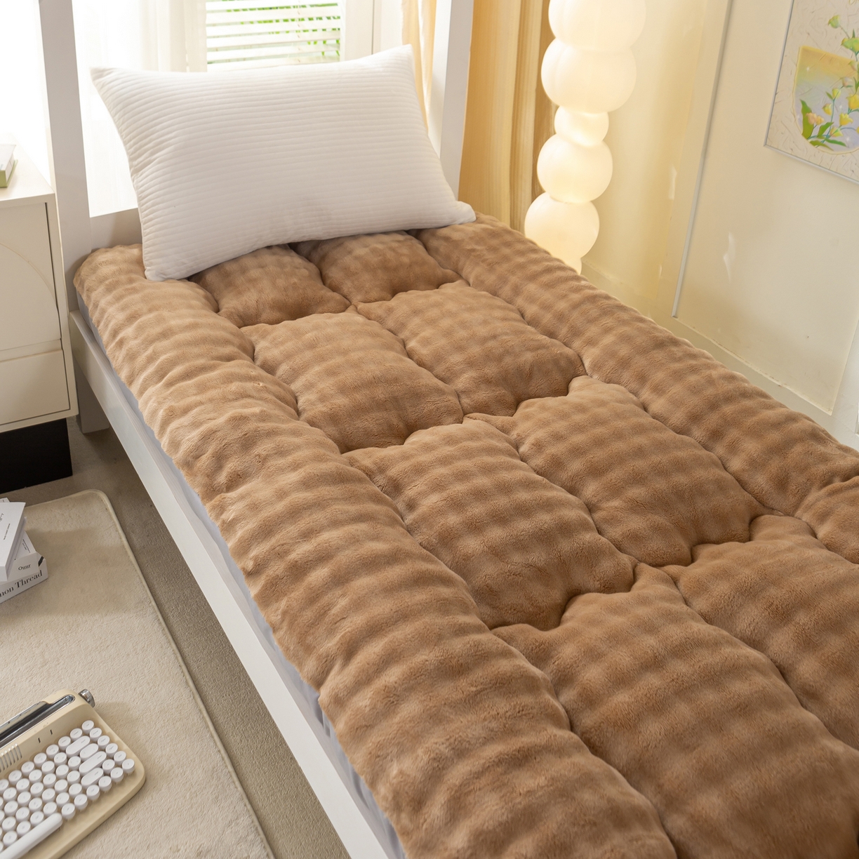 91家纺网 家纺一手货源 找家纺 （总）蕾诺家纺 2026新款高克重牛奶兔毛绒学生通用保暖床垫