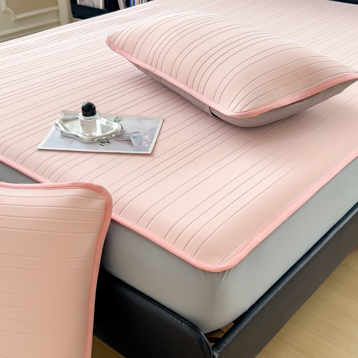 91家纺网 家纺一手货源 找家纺 丝羽坊 2026新款云朵凉感纯色小冰皮软凉席-床笠款 浅粉