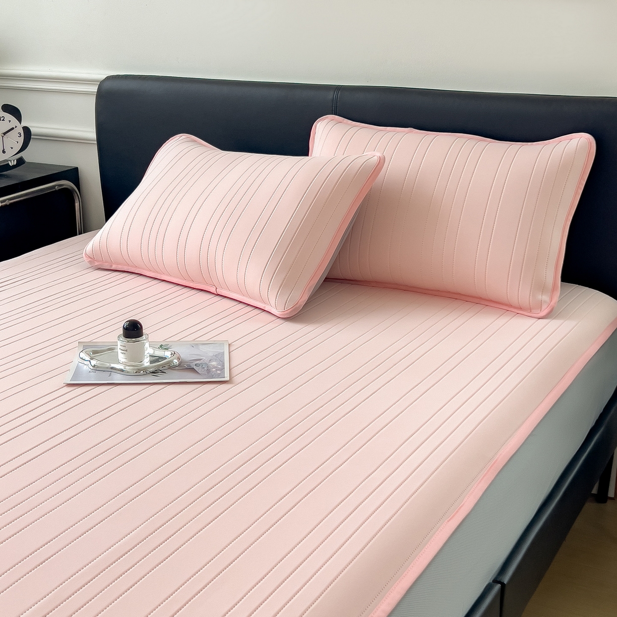 91家纺网 家纺一手货源 找家纺 丝羽坊 2026新款云朵凉感纯色小冰皮软凉席-床笠款 浅粉