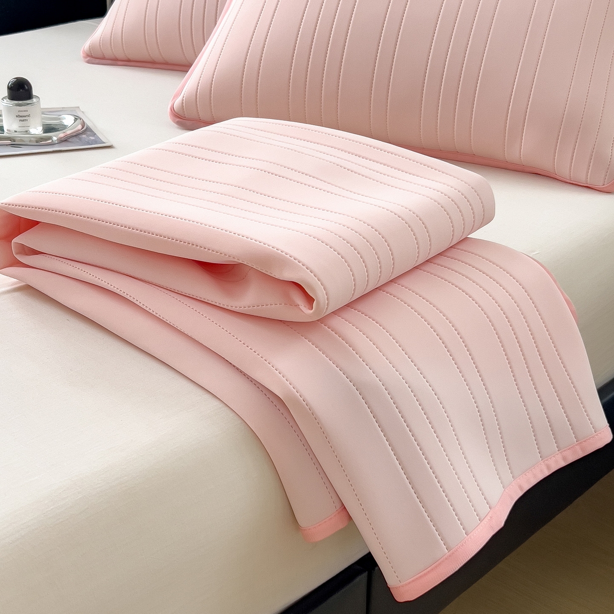 91家纺网 家纺一手货源 找家纺 丝羽坊 2026新款云朵凉感纯色小冰皮软凉席-床笠款 浅粉