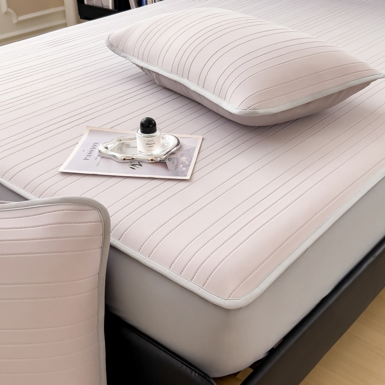 91家纺网 家纺一手货源 找家纺 丝羽坊 2026新款云朵凉感纯色小冰皮软凉席-床笠款 浅灰