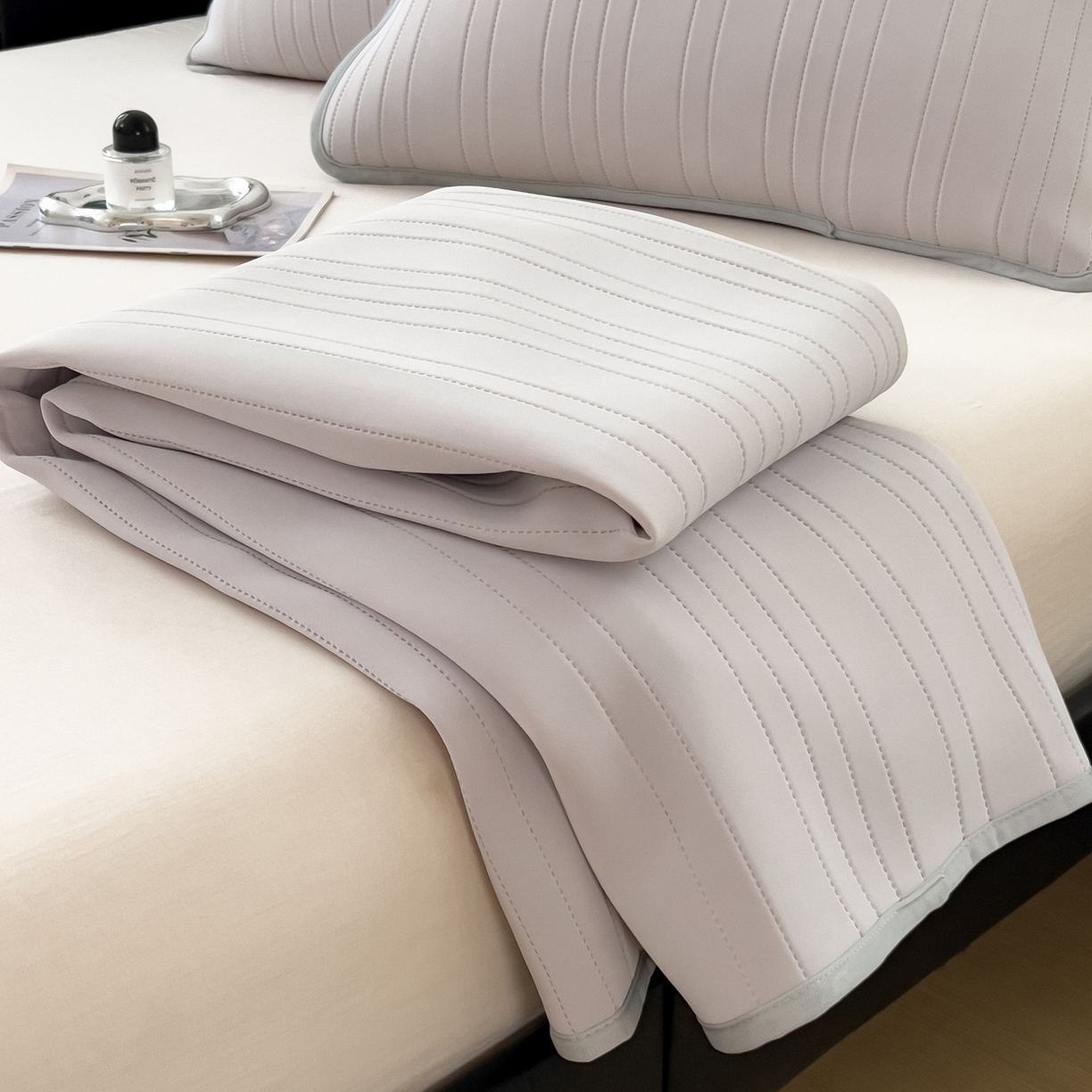 91家纺网 家纺一手货源 找家纺 丝羽坊 2026新款云朵凉感纯色小冰皮软凉席-床笠款 浅灰