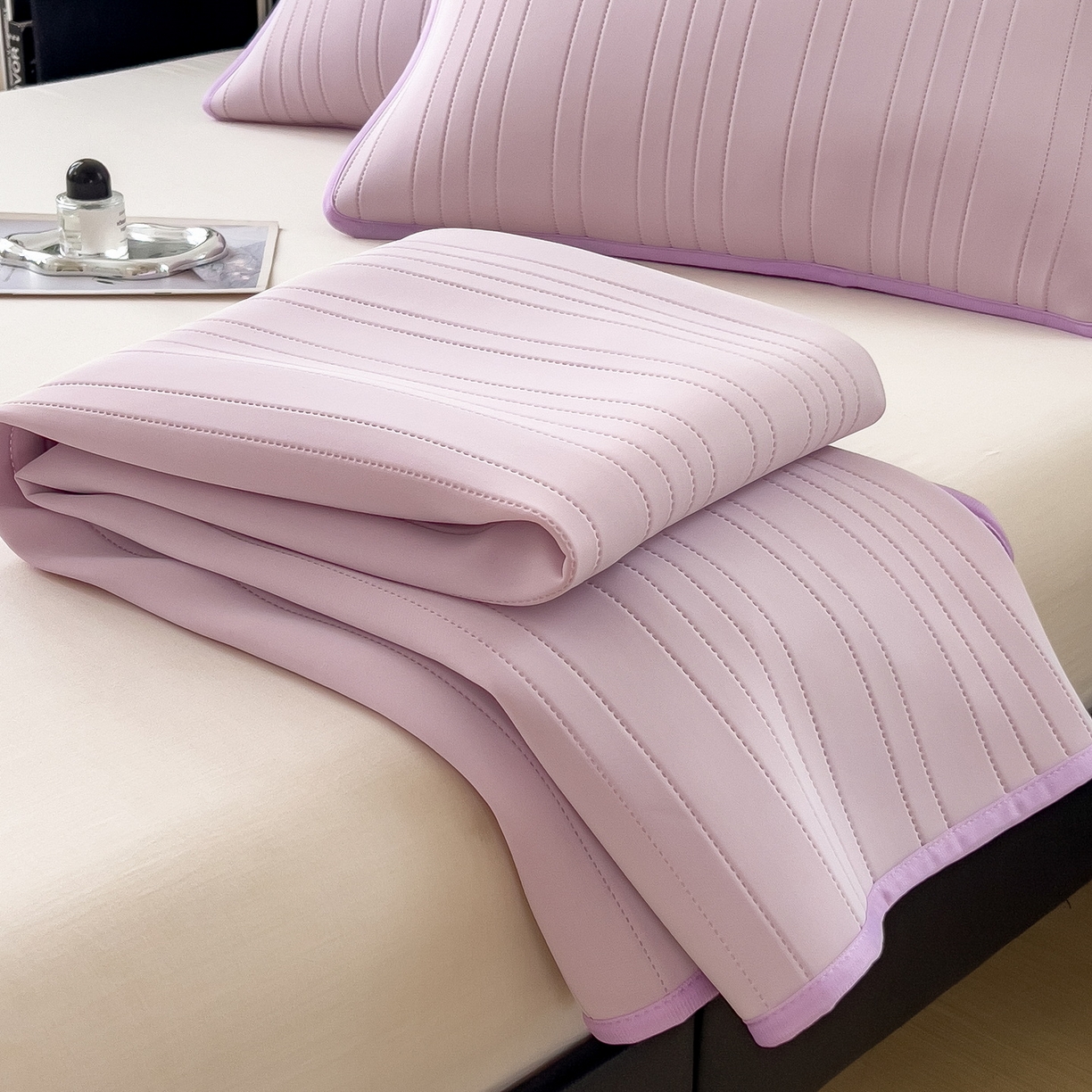 91家纺网 家纺一手货源 找家纺 丝羽坊 2026新款云朵凉感纯色小冰皮软凉席-床笠款 浅紫