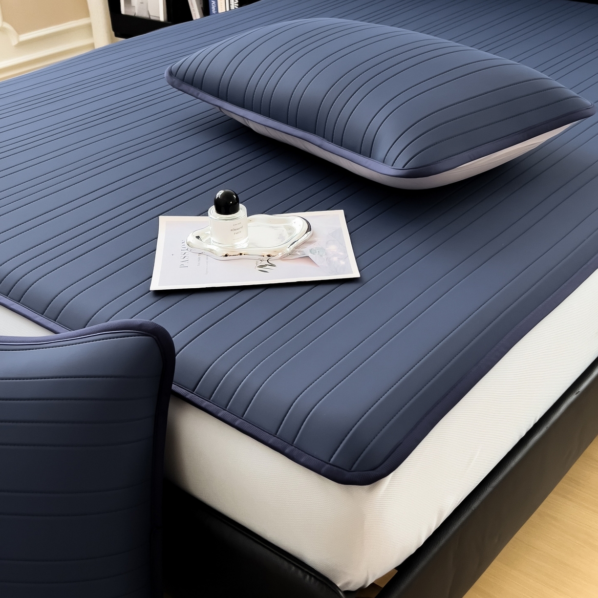 91家纺网 家纺一手货源 找家纺 丝羽坊 2026新款云朵凉感纯色小冰皮软凉席-床笠款 深睡蓝