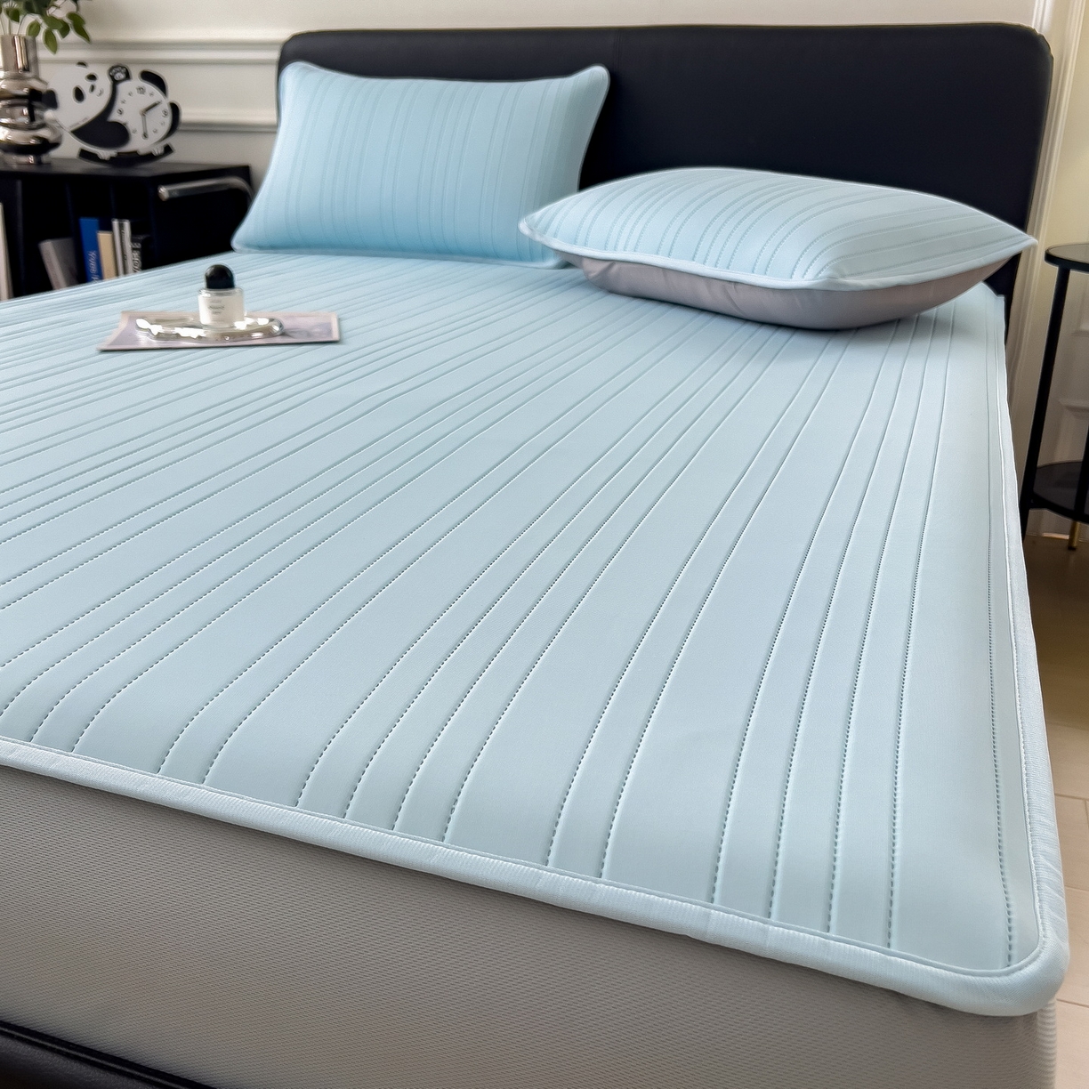 91家纺网 家纺一手货源 找家纺 丝羽坊 2026新款云朵凉感纯色小冰皮软凉席-床笠款 天蓝