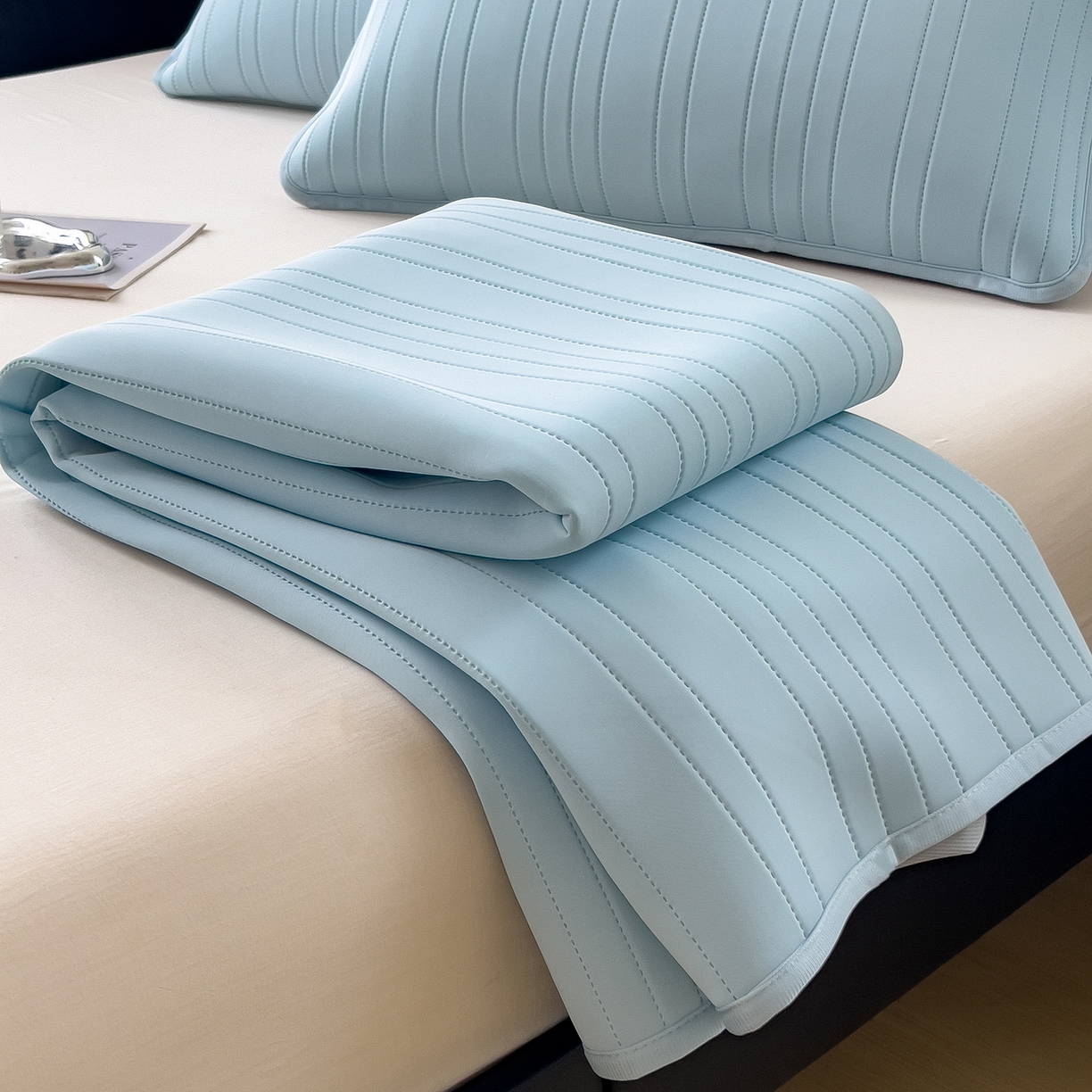 91家纺网 家纺一手货源 找家纺 丝羽坊 2026新款云朵凉感纯色小冰皮软凉席-床笠款 天蓝