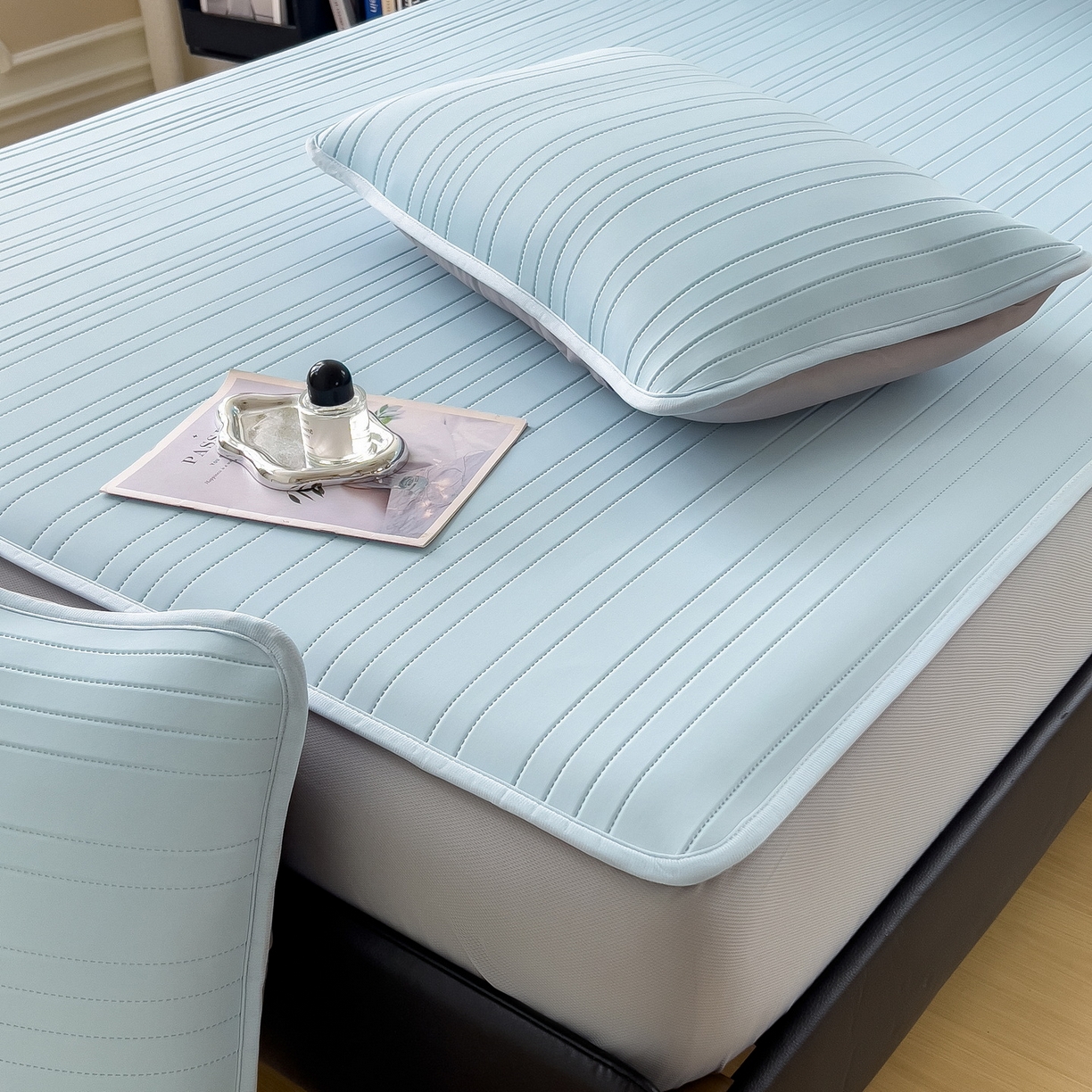 91家纺网 家纺一手货源 找家纺 丝羽坊 2026新款云朵凉感纯色小冰皮软凉席-床笠款 天蓝