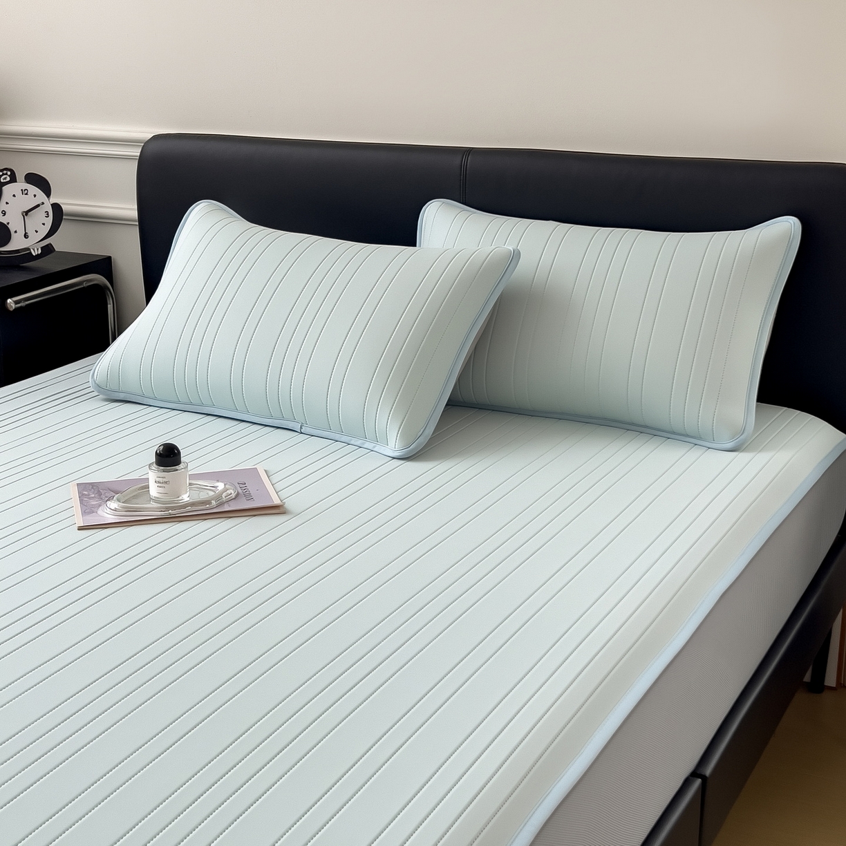 91家纺网 家纺一手货源 找家纺 丝羽坊 2026新款云朵凉感纯色小冰皮软凉席-床笠款 甜心蓝