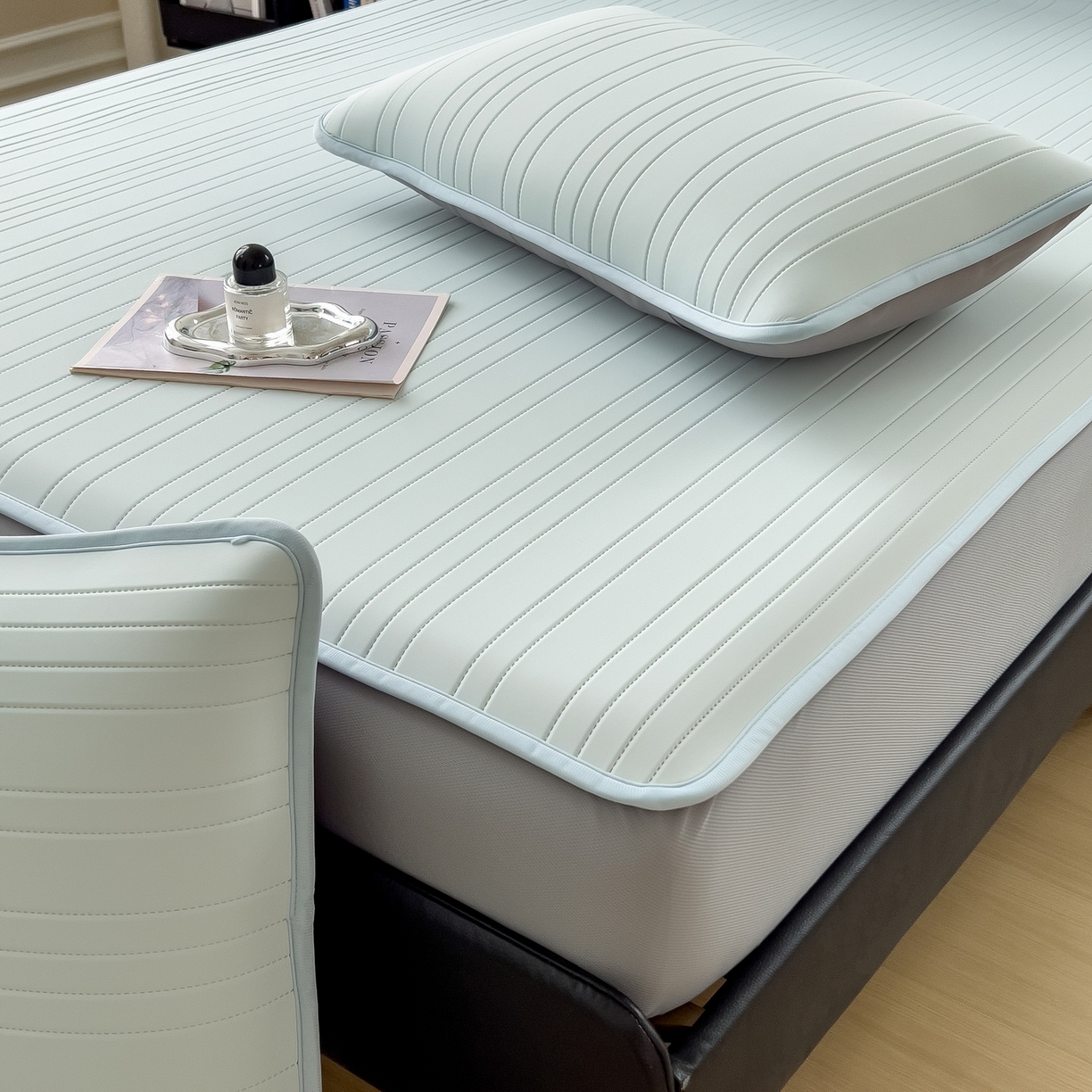 91家纺网 家纺一手货源 找家纺 丝羽坊 2026新款云朵凉感纯色小冰皮软凉席-床笠款 甜心蓝