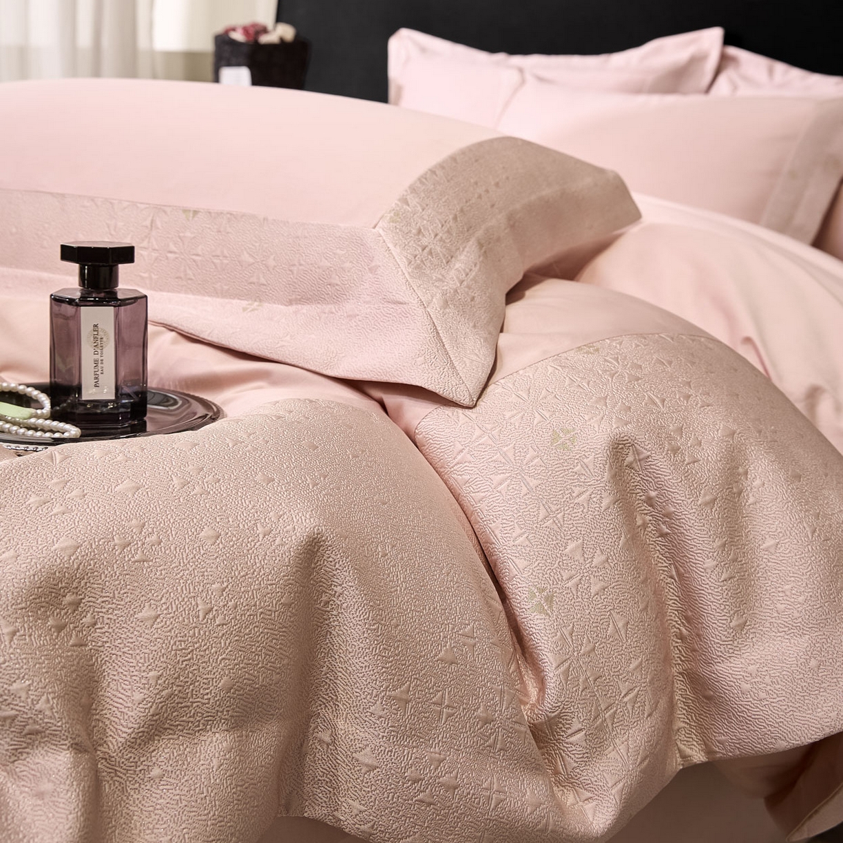 91家纺网 家纺一手货源 找家纺 女子家纺 2026新款全棉烫花拼角100%长绒棉四件套-丽思兰顿 1丽思兰顿-嫩粉色