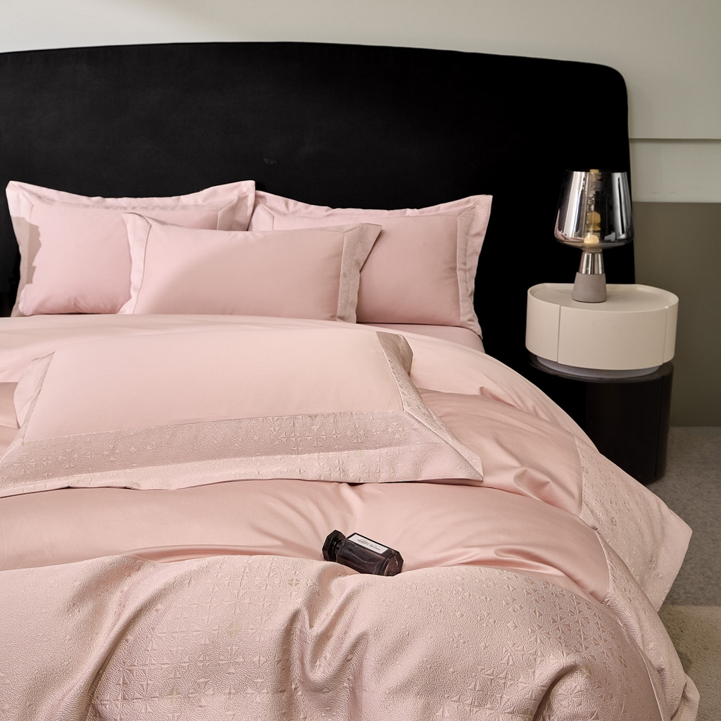 91家纺网 家纺一手货源 找家纺 女子家纺 2026新款全棉烫花拼角100%长绒棉四件套-丽思兰顿 1丽思兰顿-嫩粉色