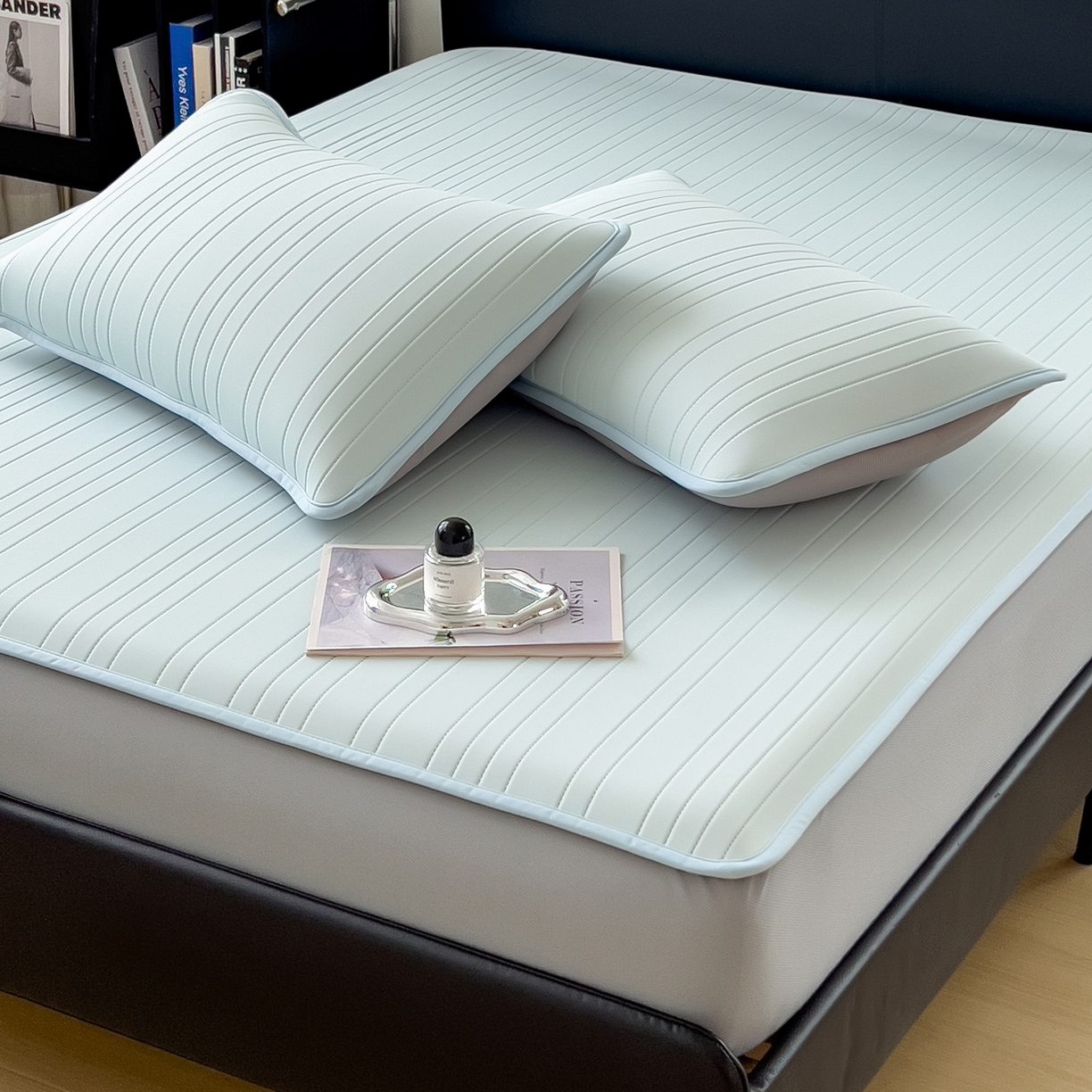 91家纺网 家纺一手货源 找家纺 丝羽坊 2026新款云朵凉感纯色小冰皮软凉席-床笠款 甜心蓝