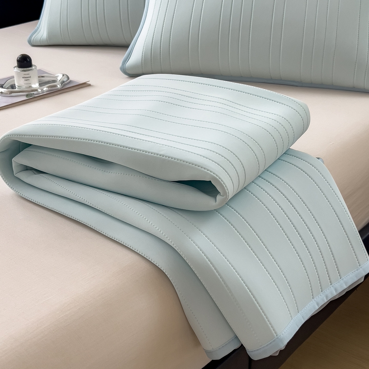 91家纺网 家纺一手货源 找家纺 丝羽坊 2026新款云朵凉感纯色小冰皮软凉席-床笠款 甜心蓝