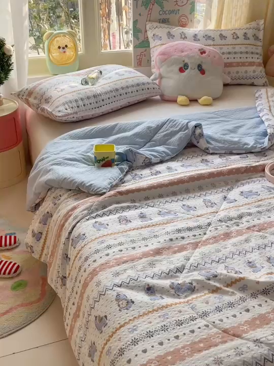 91家纺网 家纺一手货源 找家纺 老帅的工厂店 2026新款A类泡芙棉大豆夏被-费尔岛系列 蓝糯小马