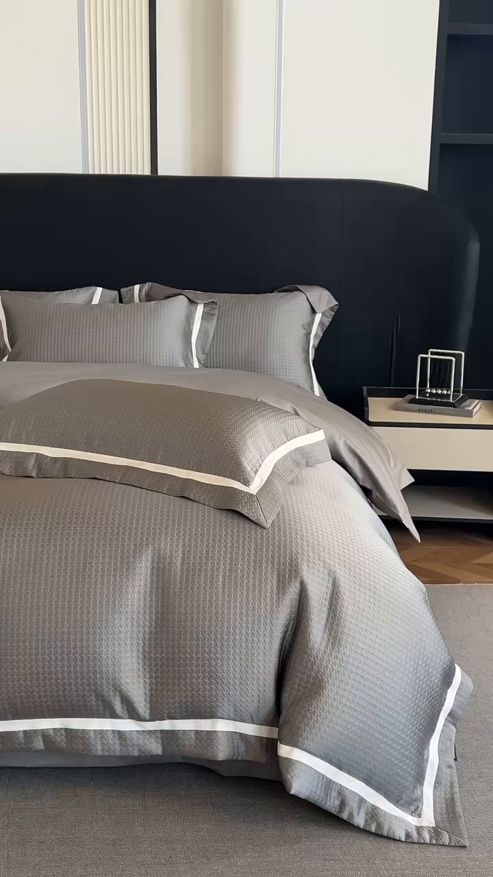 91家纺网 家纺一手货源 找家纺 家居1号家纺 2026新款西西里厚织高精密锦缎提花四件套（全网控价！活动立减券后价格不得低于：标准488元，加大518元！请大家把控利润！严禁内卷！会员优惠10元！） 西西里-星空灰