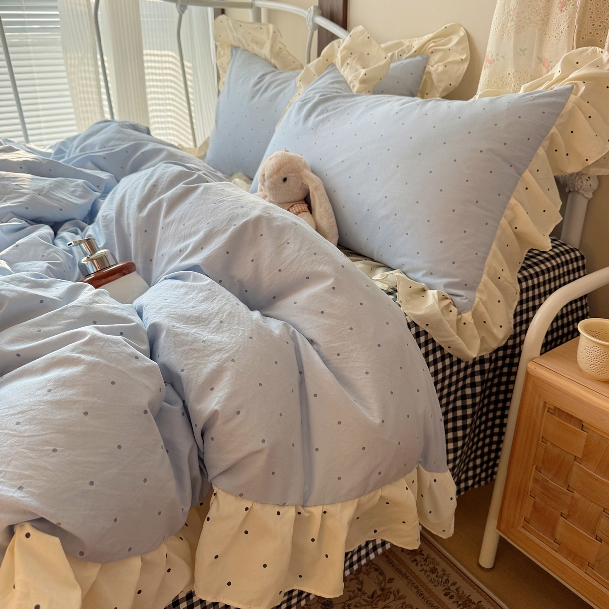 91家纺网 家纺一手货源 找家纺 摩妮卡 2026春夏新款韩版公主风花边亲肤棉水洗棉印花四件套 海盐蓝波点