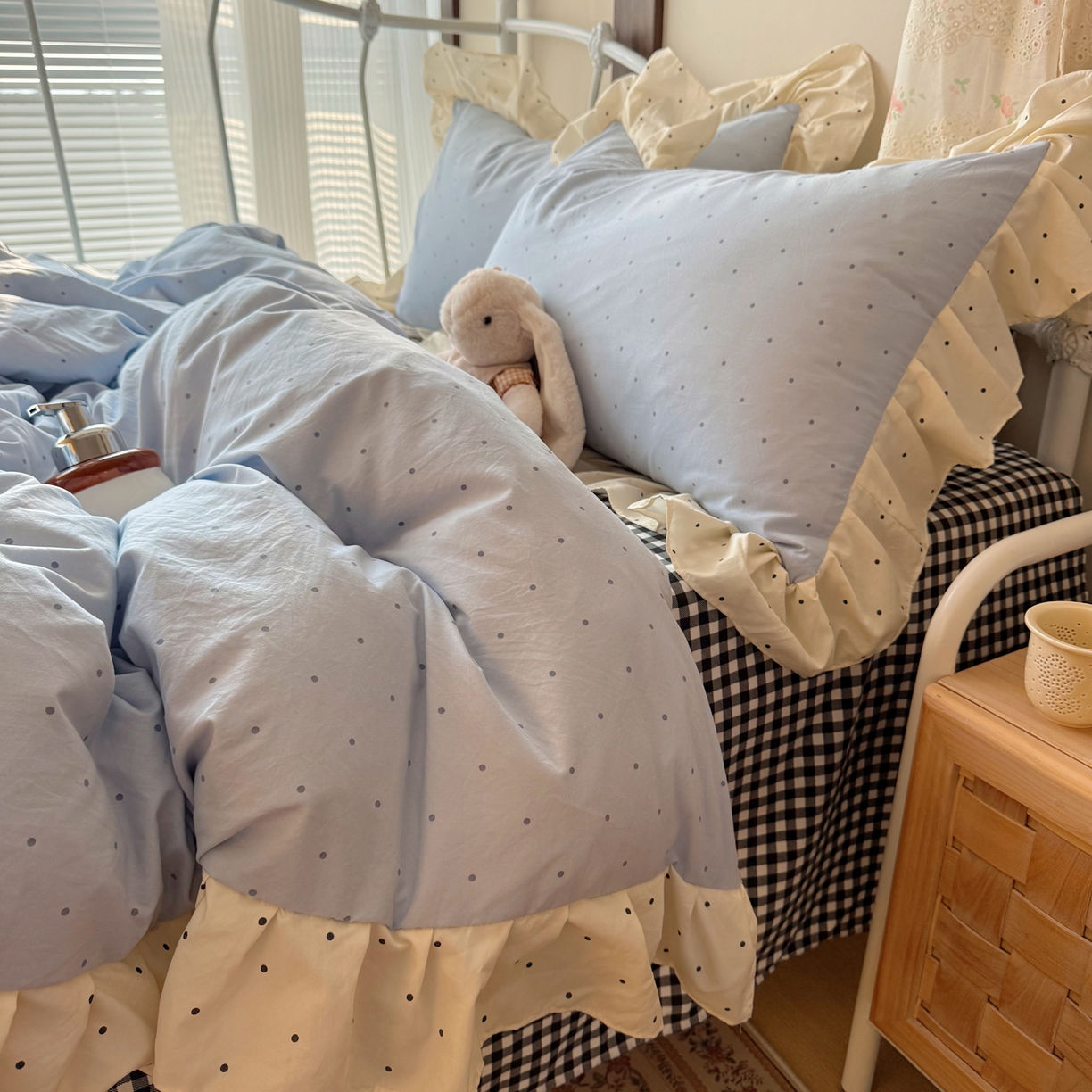 91家纺网 家纺一手货源 找家纺 摩妮卡 2026春夏新款韩版公主风花边亲肤棉水洗棉印花四件套 海盐蓝波点