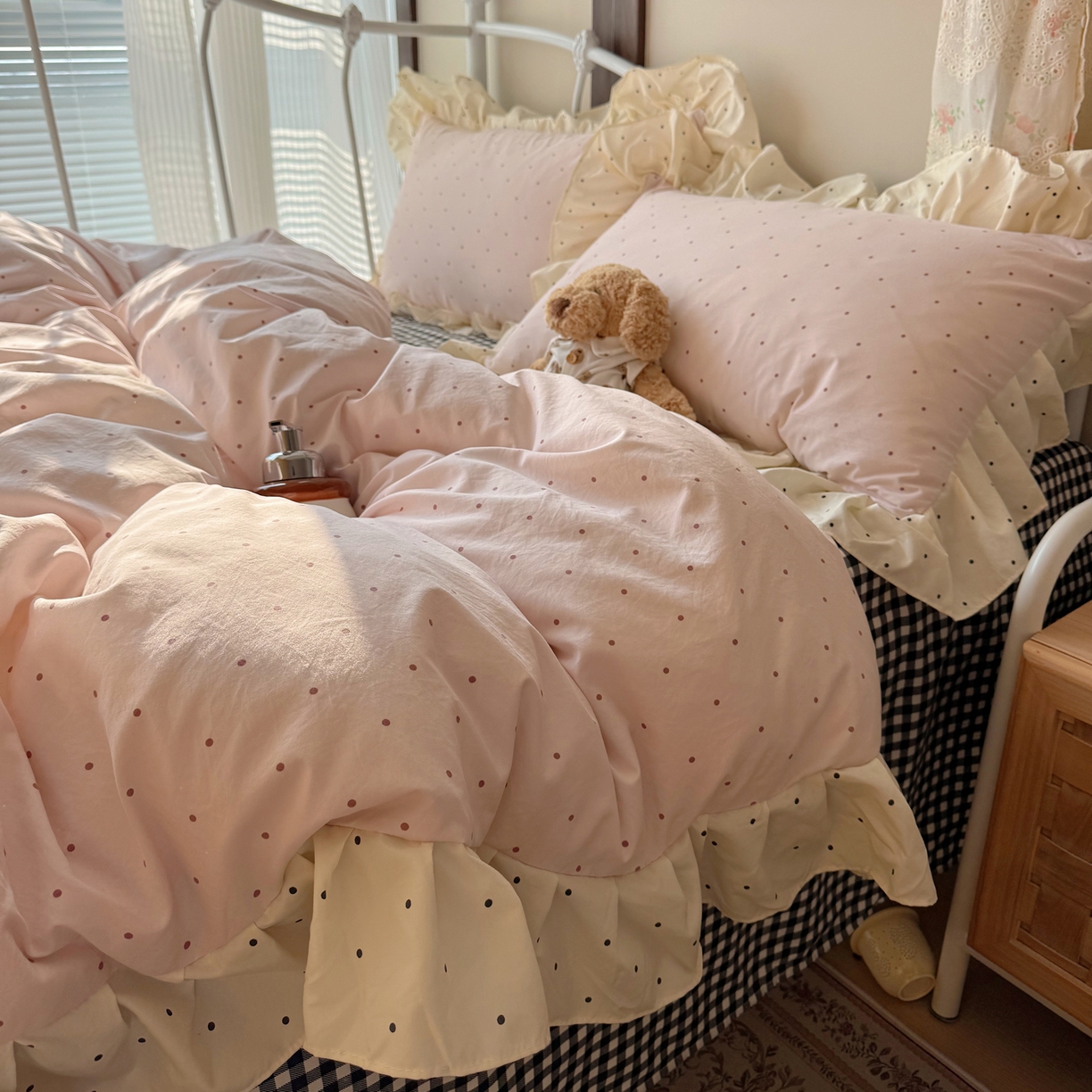 91家纺网 家纺一手货源 找家纺 摩妮卡 2026春夏新款韩版公主风花边亲肤棉水洗棉印花四件套 香雪粉波点