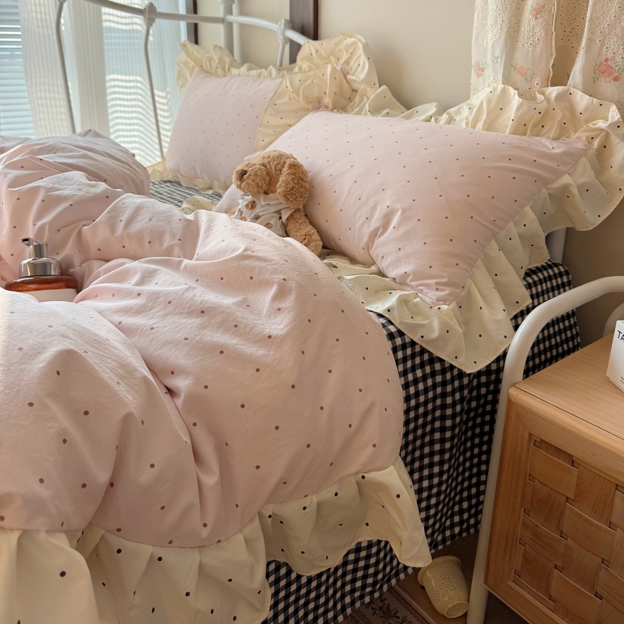 91家纺网 家纺一手货源 找家纺 摩妮卡 2026春夏新款韩版公主风花边亲肤棉水洗棉印花四件套 香雪粉波点