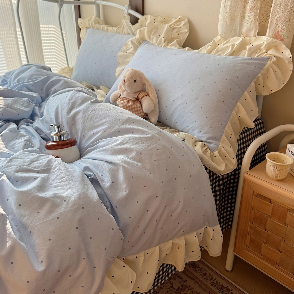 91家纺网 家纺一手货源 找家纺 摩妮卡 2026春夏新款韩版公主风花边亲肤棉水洗棉印花四件套 海盐蓝波点