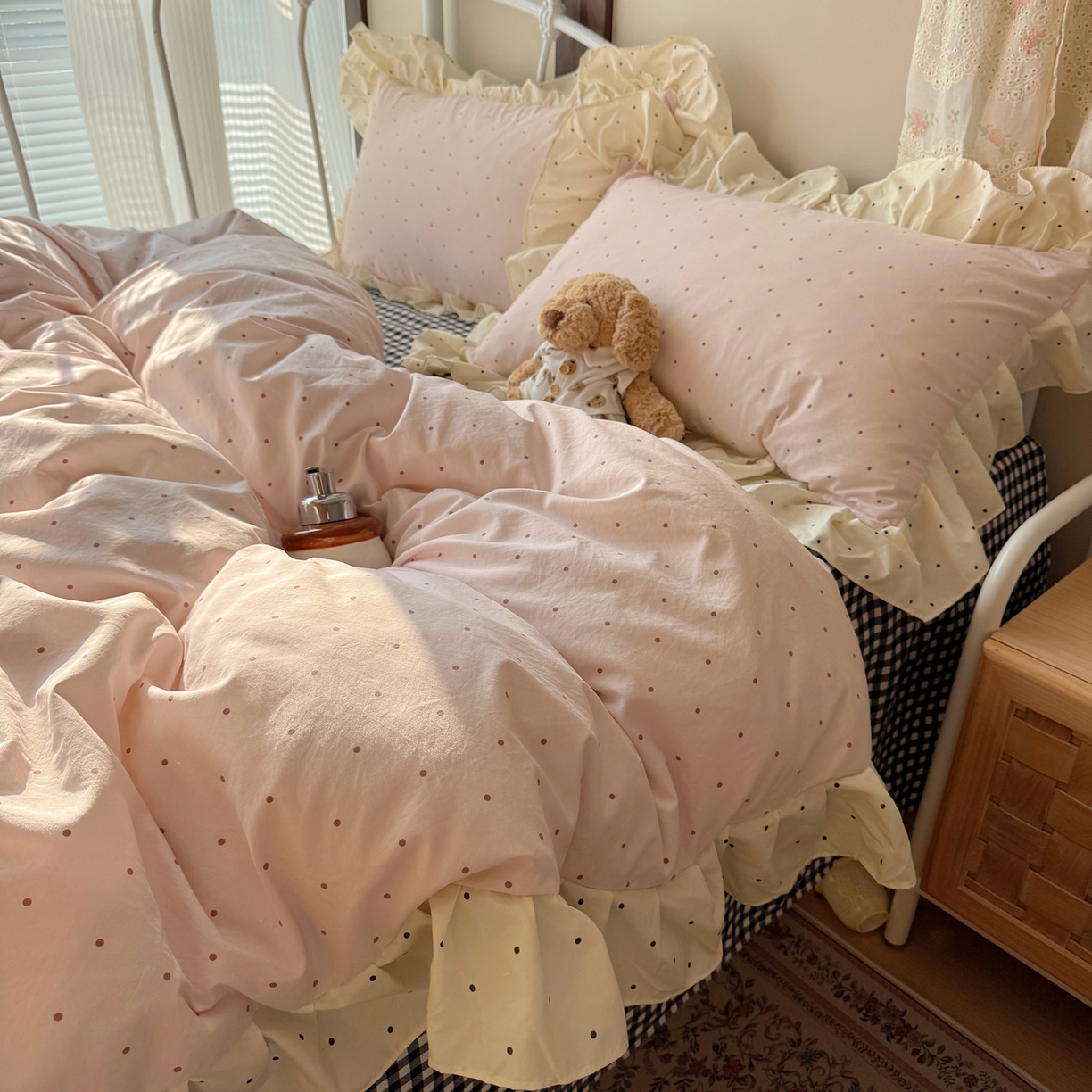 91家纺网 家纺一手货源 找家纺 摩妮卡 2026春夏新款韩版公主风花边亲肤棉水洗棉印花四件套 香雪粉波点