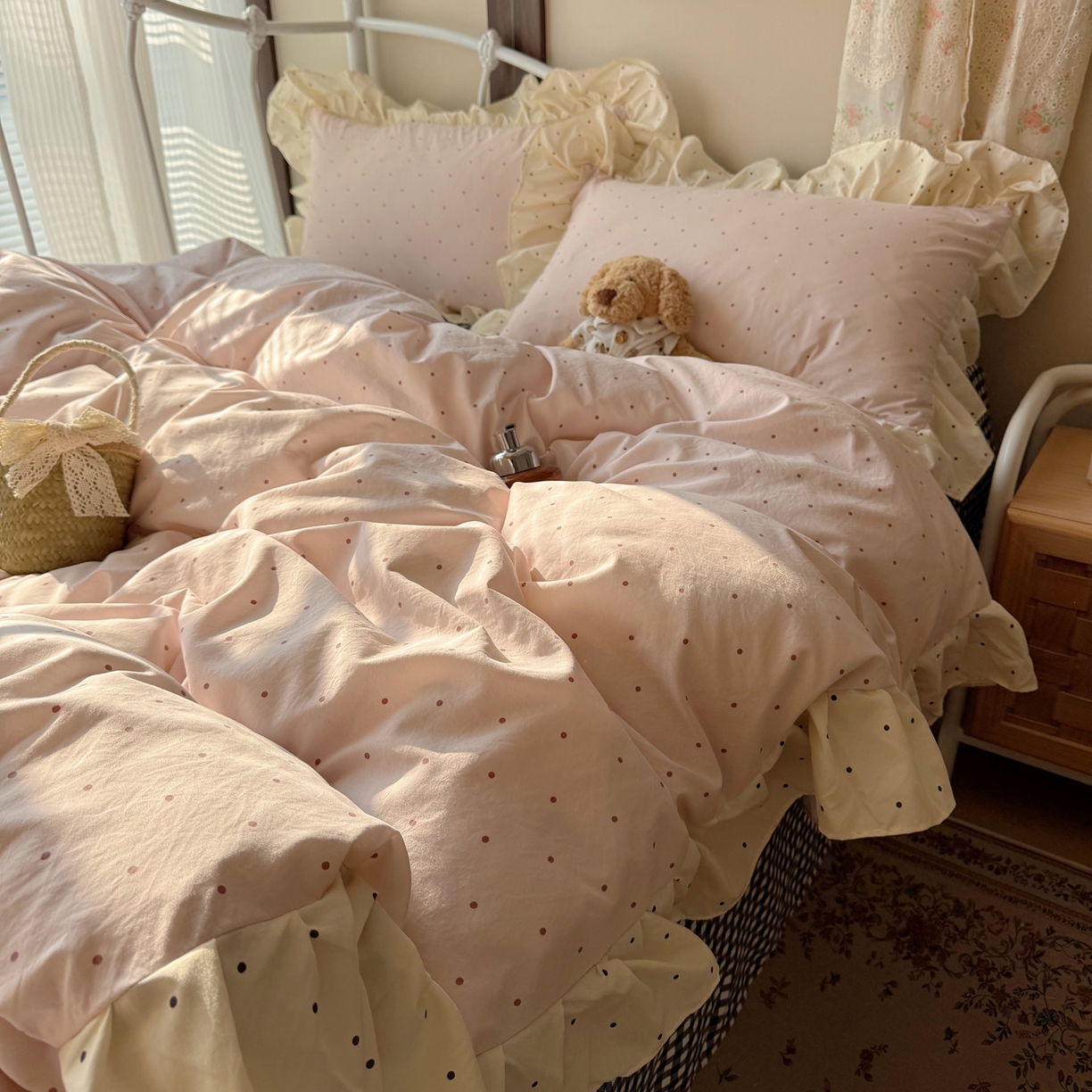 91家纺网 家纺一手货源 找家纺 摩妮卡 2026春夏新款韩版公主风花边亲肤棉水洗棉印花四件套 香雪粉波点