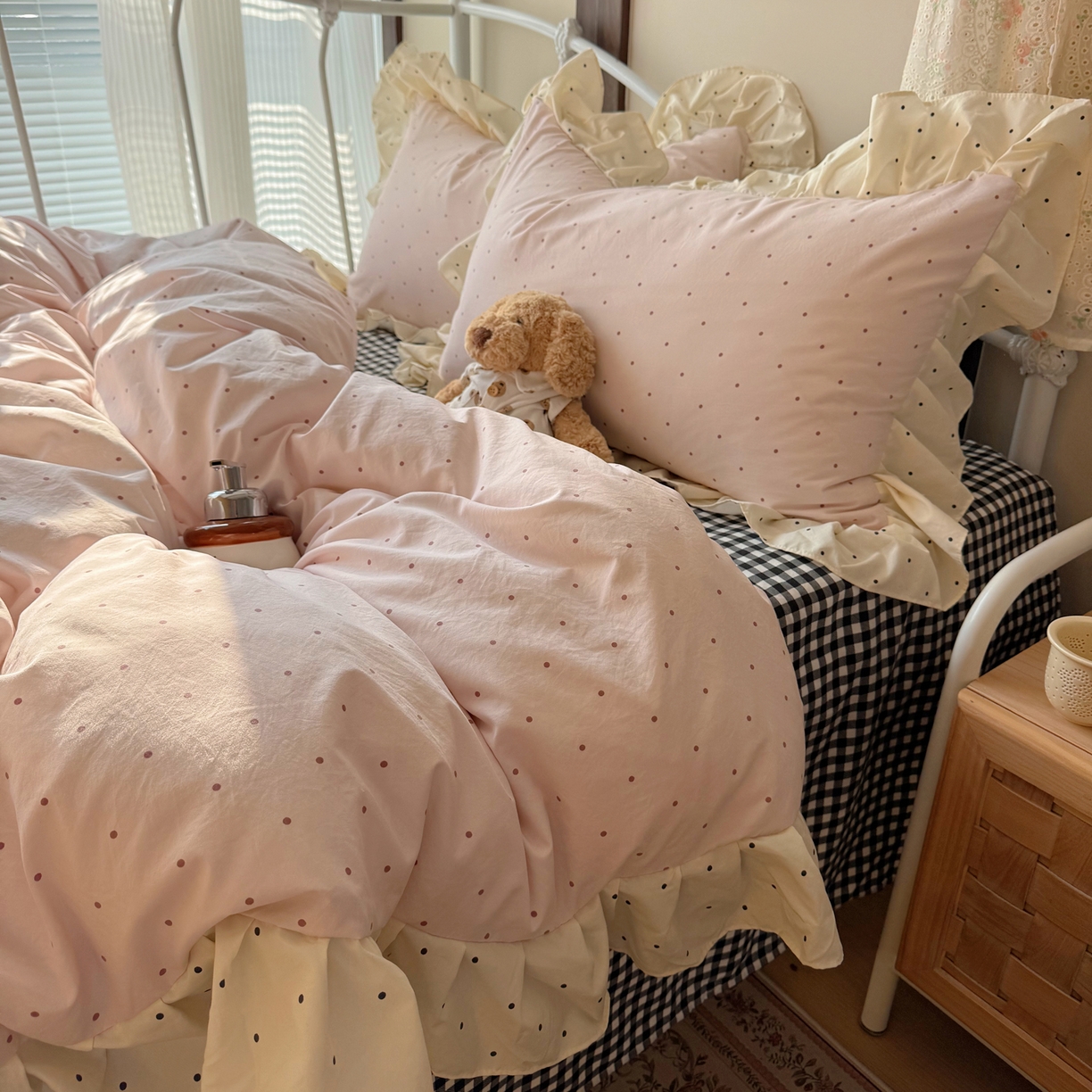 91家纺网 家纺一手货源 找家纺 摩妮卡 2026春夏新款韩版公主风花边亲肤棉水洗棉印花四件套 香雪粉波点