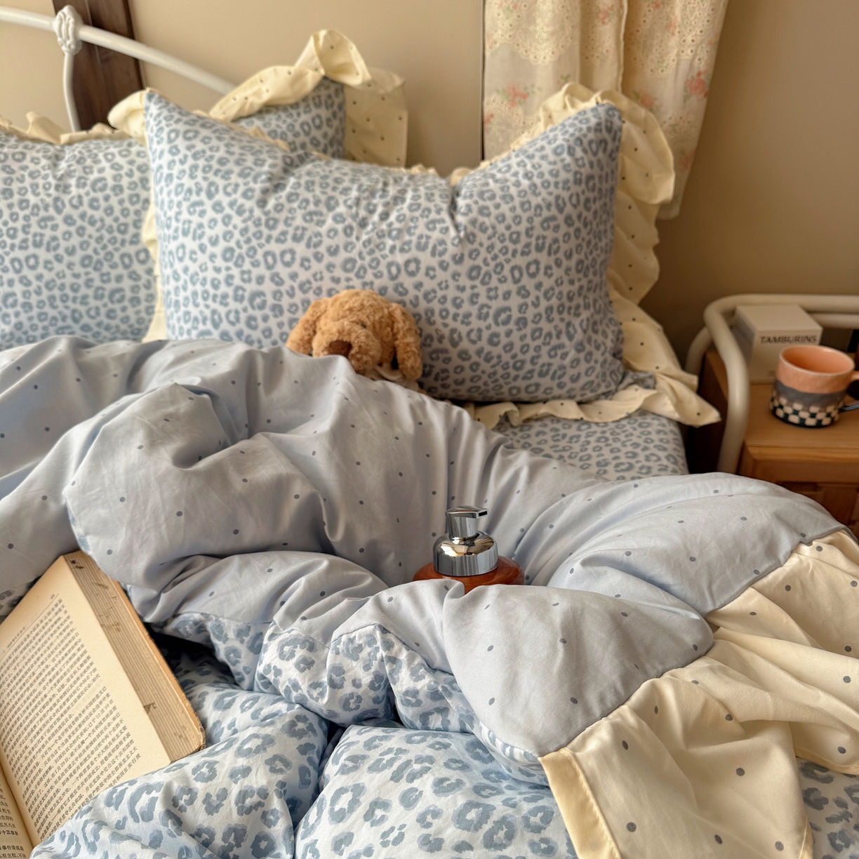 91家纺网 家纺一手货源 找家纺 摩妮卡 2026春夏新款韩版公主风花边亲肤棉水洗棉印花四件套 海盐蓝豹纹