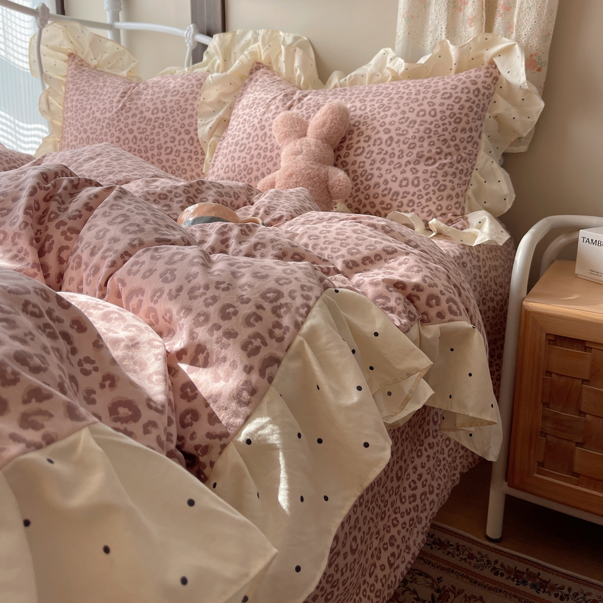 91家纺网 家纺一手货源 找家纺 摩妮卡 2026春夏新款韩版公主风花边亲肤棉水洗棉印花四件套 奶油粉豹纹