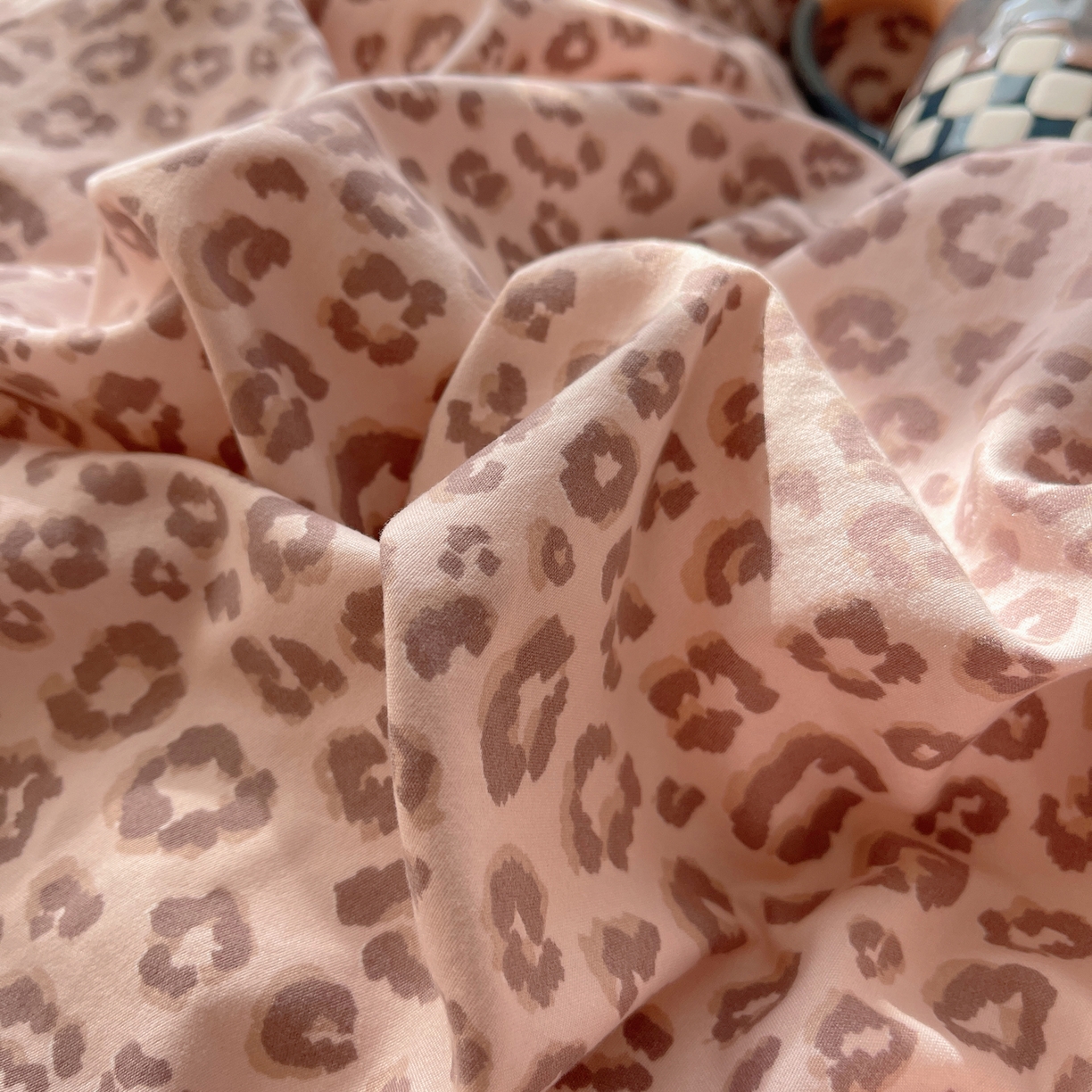 91家纺网 家纺一手货源 找家纺 摩妮卡 2026春夏新款韩版公主风花边亲肤棉水洗棉印花四件套 奶油粉豹纹