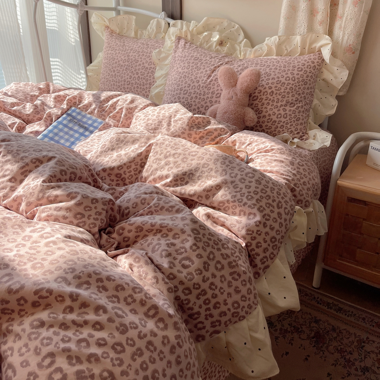 91家纺网 家纺一手货源 找家纺 摩妮卡 2026春夏新款韩版公主风花边亲肤棉水洗棉印花四件套 奶油粉豹纹