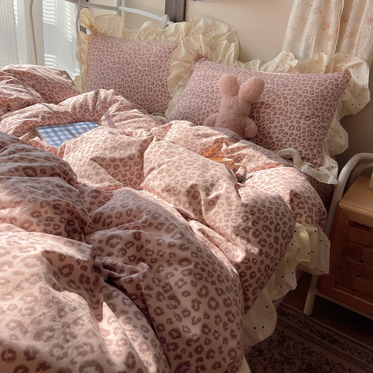 91家纺网 家纺一手货源 找家纺 摩妮卡 2026春夏新款韩版公主风花边亲肤棉水洗棉印花四件套 奶油粉豹纹