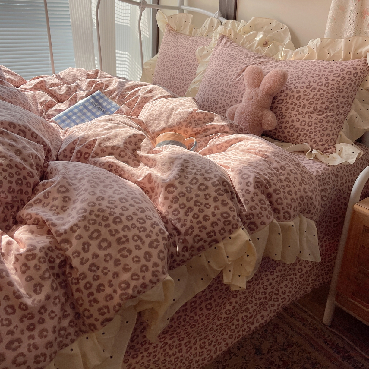 91家纺网 家纺一手货源 找家纺 摩妮卡 2026春夏新款韩版公主风花边亲肤棉水洗棉印花四件套 奶油粉豹纹